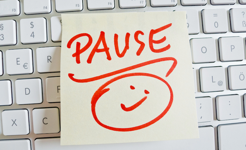 memo saying "pause" on a computer keyboard
